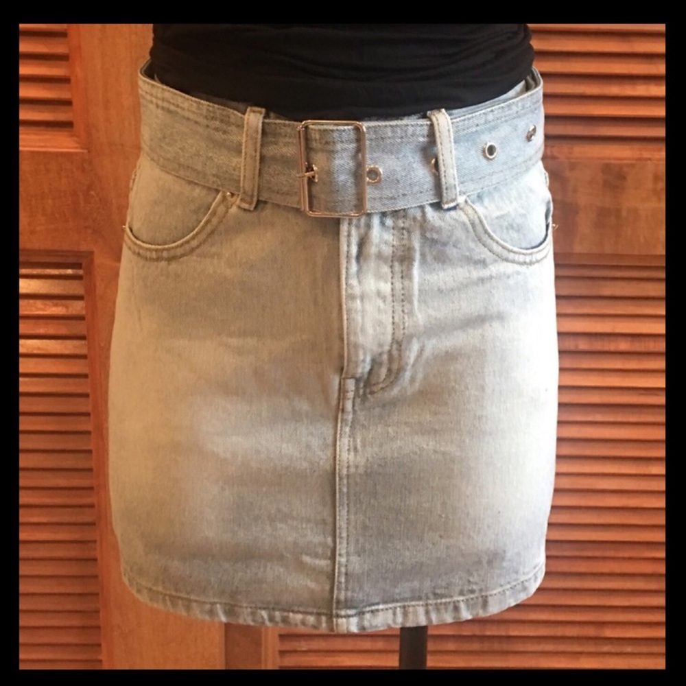 🔥markdown🔥 light wash denim mini skirt w/belt